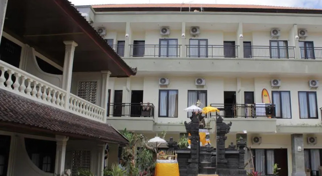 Кровать в общем номере Hotel Near Beach Ayu inn Kuta
