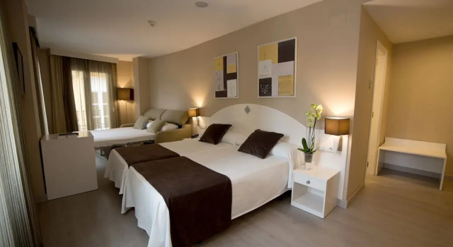 Трёхместный номер Standard с балконом Hotel Torico Plaza