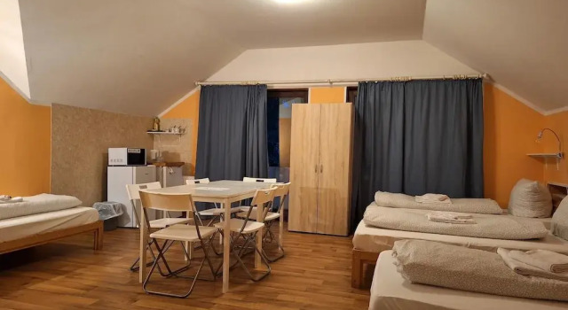 Четырёхместный номер Standard 2-Rent Group Hostel Rooms AUB162