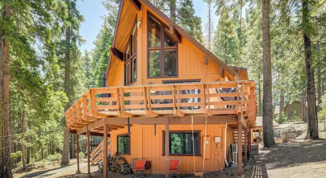 Коттедж Big Trees Cabin: Pool Access, Sauna, Game Rm