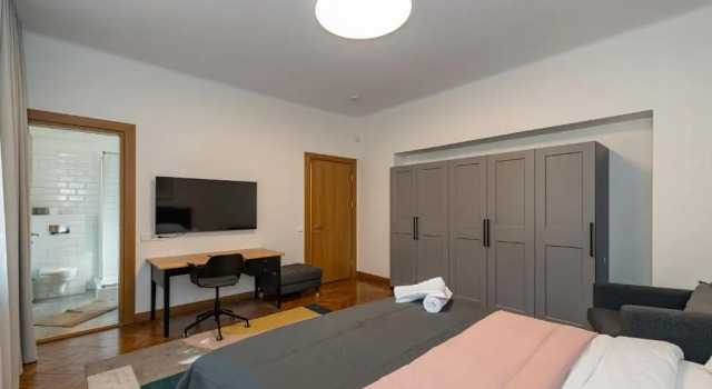Апартаменты Downtown 4BD Master Apartment by Hostlovers