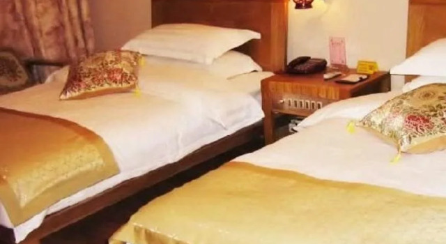 Lijiang Old Town Castle Hotel, Забронировать Отель Лицзян Юньнань, рядом с Улица Сквер-стрит Древнего города Даянь