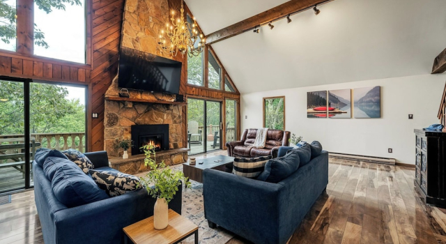 Sky View Chalet by Avantstay Stunning Interior, Spacious Deck, Hot Tub, & View, Book Chalet Sommerhuse i Pennsylvania, Hytte