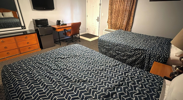 Четырёхместный номер Standard с балконом At 9 Motel Near Freehold I-195