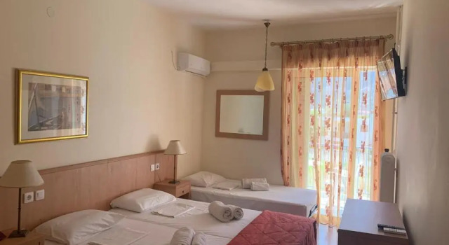 Camera tripla Standard Saronis Hotel