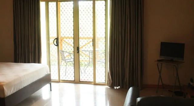 Fema Lodge, Prenota Bed & breakfast Hotel a Bairiki con parcheggio, Parcheggio