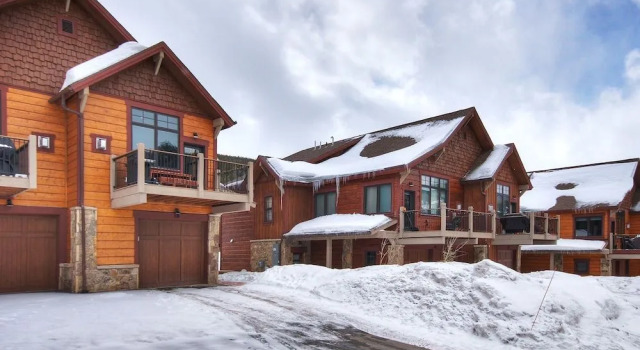 78 Alders Townhouse with Heated Garage by RedAwning
