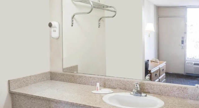 Номер Standard Days Inn by Wyndham Adel I-75