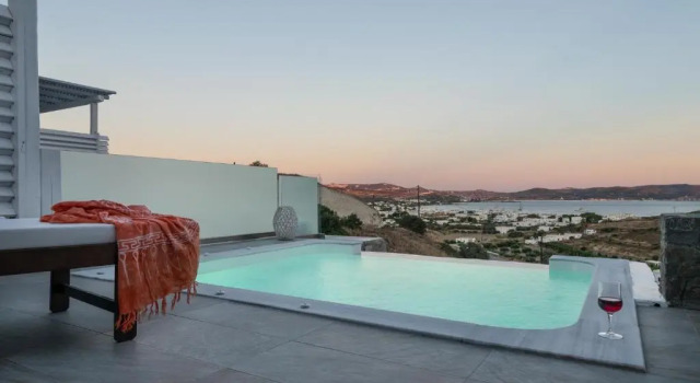 Студия Milesian Suites