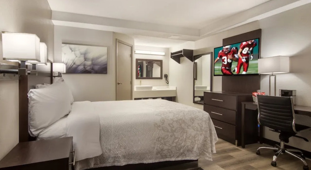 Люкс Red Roof Inn PLUS & Suites Erie