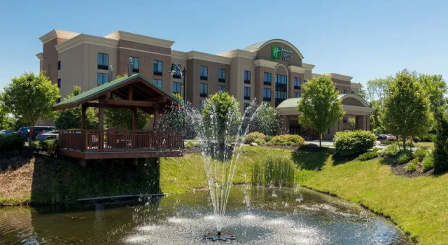 Кровать в общем номере Holiday Inn Express Hotel & Suites Rochester Webster by IHG