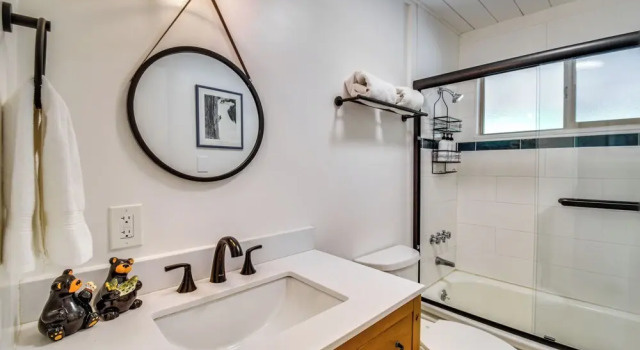Коттедж Cozy Retreat w/ Deck ~ 2 Mi to Pinecrest Lake!