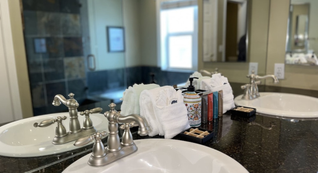 Коттедж с 3 комнатами Charming Family Retreat With New Hot Tub, Walk To Main Street & Transit Center 470 3 Bedroom Home