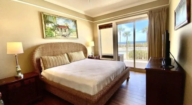 Wonderful Tropical Condo with Beach and Fitness Center Access - Unit 0102 by RedAwning, Забронировать Отель Панама-Сити Панхэндл Флорида, рядом с Загородный клуб "Сигнал Хилл"