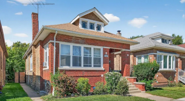 Коттедж Chicago Getaway With Pool Table & Modern Comfort 3 Bedroom Home