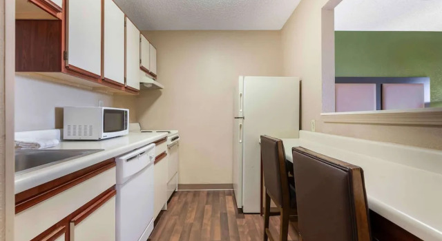 Номер Standard Suburban Studios Cary - RDU Airport