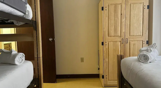 2 Bedroom 2 Bath Downtown Sleeps Six Walkable, Забронировать Апартаменты/квартира Отели Питтсбурга с парковкой, рядом с Western Pennsylvania Sports Museum, Парковка