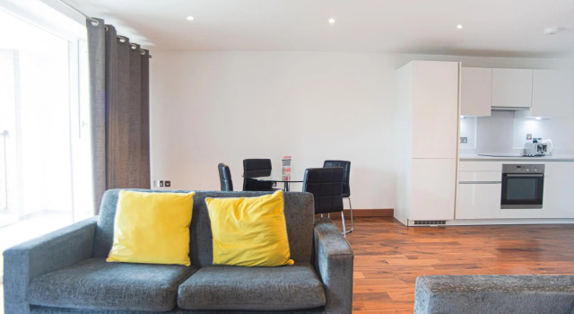 One Bed Apartment w Balcony in Heart of Shoreditch