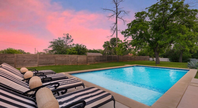 Brand New Private Pool and Hot-tub Near Main!, Забронировать Отель Фредериксберг Texas Wine Country, рядом с Театр Rockbox