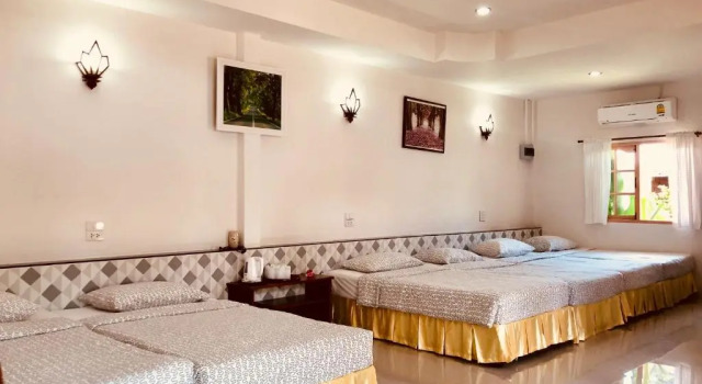Кровать в общем номере Baanpufa Resort