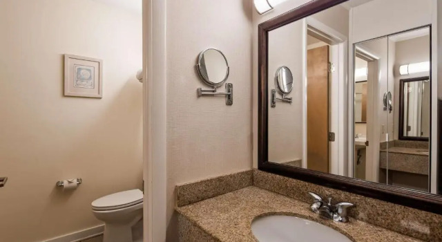 Номер Standard с балконом Spark by Hilton Chincoteague Island