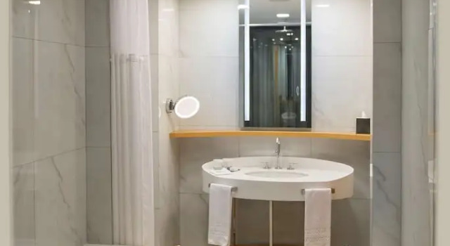 Двухместный номер Угловой с видом на море DoubleTree By Hilton Istanbul - Moda