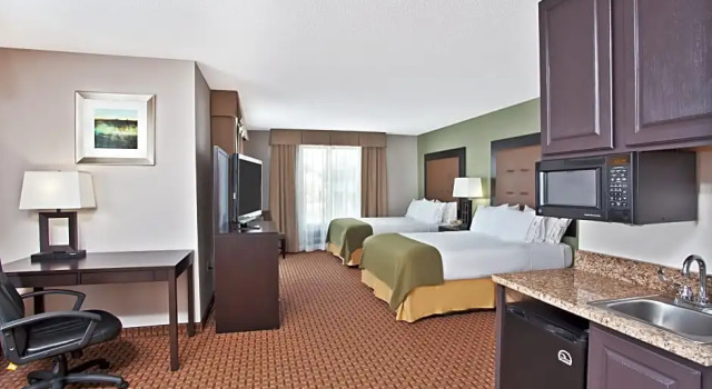 Четырёхместный люкс Deluxe Holiday Inn Express Hotel and Suites Harrington - Dover Area by IHG