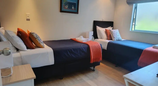 Paihia Beach Front 2 bedroom Apartment, Rezerwuj Apartament Hotele w Auckland Region z parkingiem, Parking