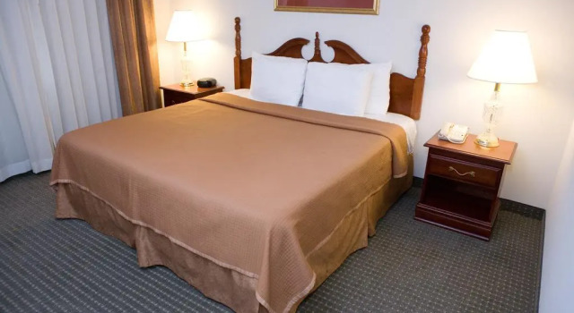 Люкс Host Inn an All Suites Hotel