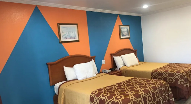 Четырёхместный номер Standard с балконом Americas Best Value Inn Bowie