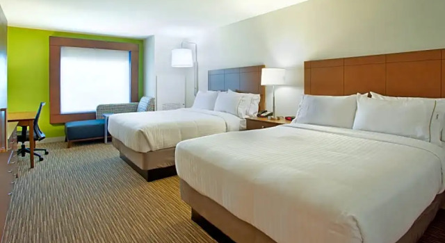Четырёхместный номер Standard с видом на бассейн Holiday Inn Express Hotel & Suites Austin Downtown - University by IHG