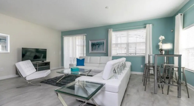 5 Bedroom Town Townhouse, Buchen Sie Ferienhaus Hotels in Four Corners mit Pool, Schwimmbad