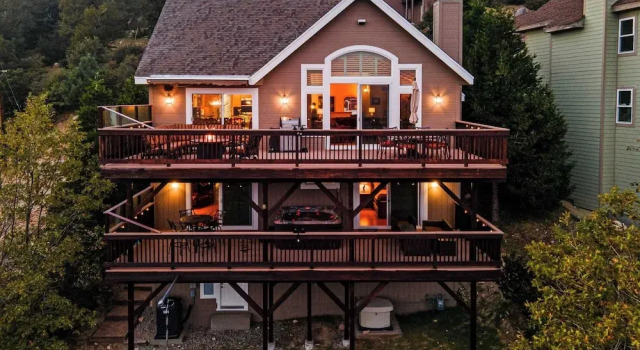Коттедж Hot Tub, Fire Pit, Game Room, Amazing Deck Views Sky Canyon Lodge by Avantstay