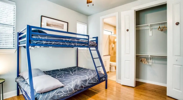 Grand Oak Lawn Town Home, Забронировать Отель Даллас Dallas - Fort Worth Metropolitan Area, рядом с Lee Park