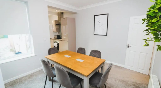 Коттедж Adam - 17 Hughenden Road · Newly refurbished house - 10 minute walk from city