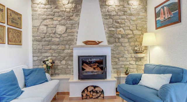 Holiday Home in Osor Near Sandy Beach, Varaa Lomakoti Hotellit Kvarner Islands uima-altaalla, Uima-allas