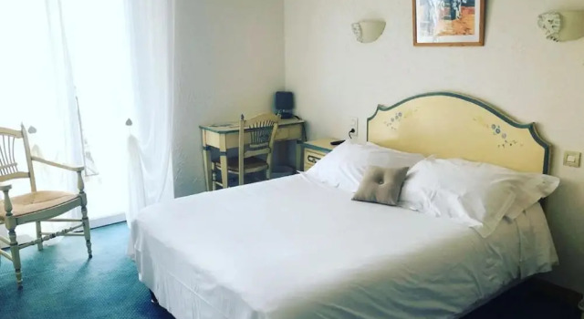 Двухместный номер Standard с балконом Hotel des Colonnes