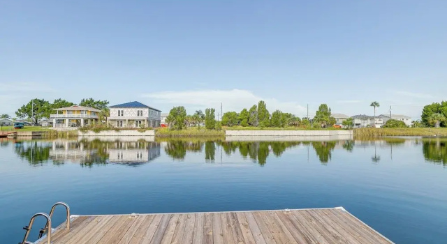 Коттедж с 3 комнатами с балконом Bright Bayfront Home < 2 Mi to Hernando Beach!