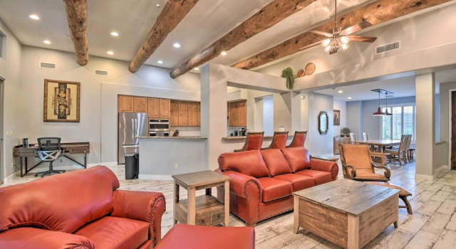 Luxe Phoenix Home: Desert Butte View & Heated Pool, Book Feriehus Hoteller i New River med parkering, Parkering