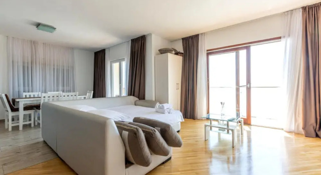 Amazing Home in Mravince With Sauna, Wifi and 9 Bedrooms, Rezerwuj Hotel Hotele w Mravince z basenem, Basen