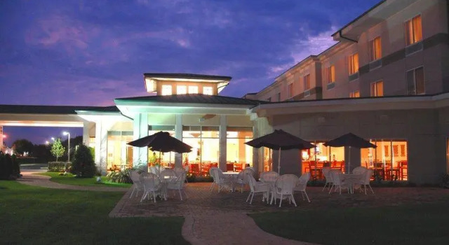 Кровать в общем номере Hilton Garden Inn Riverhead