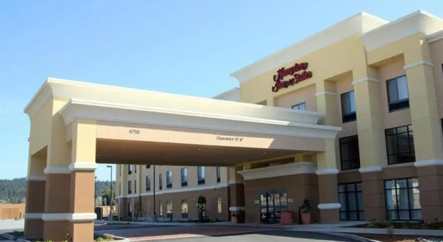 Четырёхместный люкс Hampton Inn & Suites Arcata