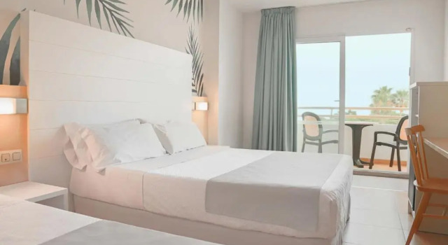 Трёхместный номер с балконом ALEGRIA Florida & Spa