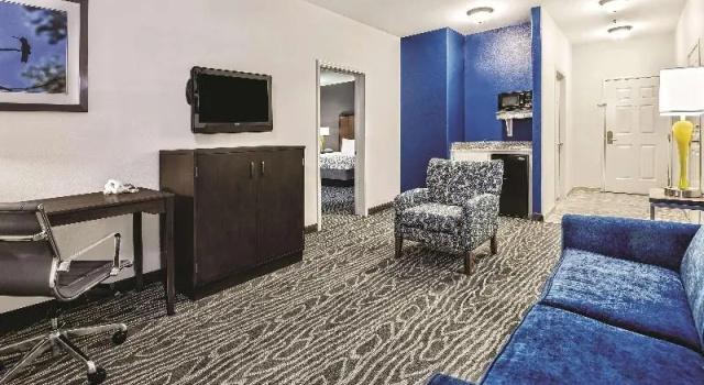 Люкс с красивым видом из окна La Quinta Inn & Suites by Wyndham Mercedes Outlet Mall