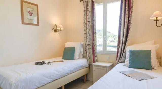 Modern Holiday Home With Dishwasher in the Ardèche Region, Book Hotel Hoteller i Rhône-Alps med pool, Swimmingpool