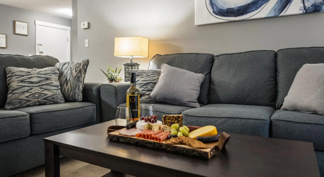 Modern Cozy 2 Bed 2 Bath with Lake and Mountain Views Pool and Hot Tub