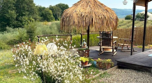 Тент с видом на окрестности 2 CUORI E 1 YURTA Glamping in Tuscany