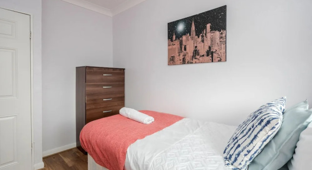 Dagenham Dream House - 4 Bedrooms, Забронировать Дом для отпуска Виллы Большого Лондона, Вилла