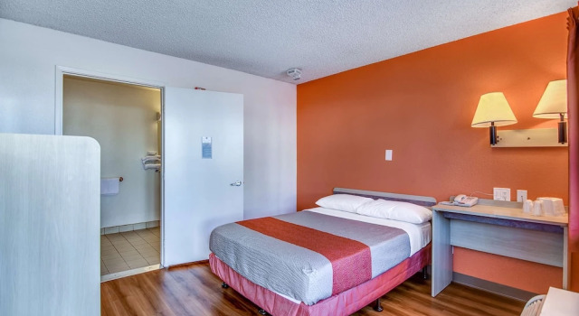 Люкс Standard Motel 6-Stockton, CA - Charter Way West