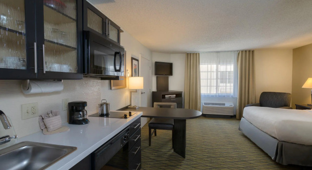 Двухместный люкс Candlewood Suites Rogers-Bentonville by IHG